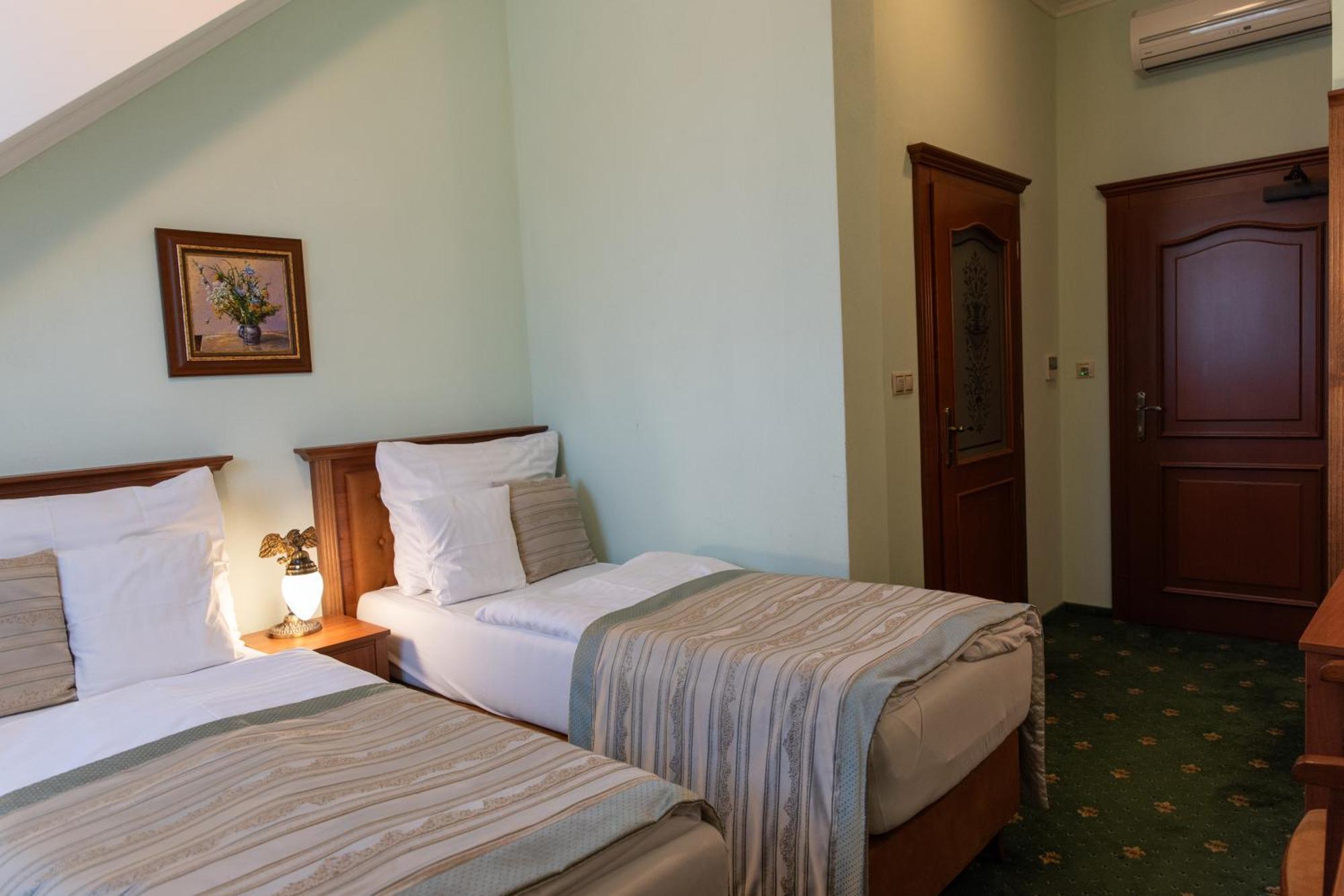 Hotel Viliam Frano Nitra Bagian luar foto